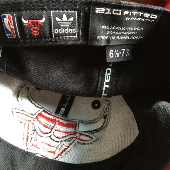 Chicago Bulls Addidas Flat Rim FlexFit Hat - Picture 4 of 6